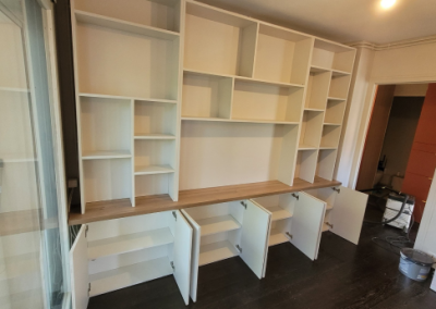 Un meuble en bois peint en blanc avec rangement ouvert et fermer